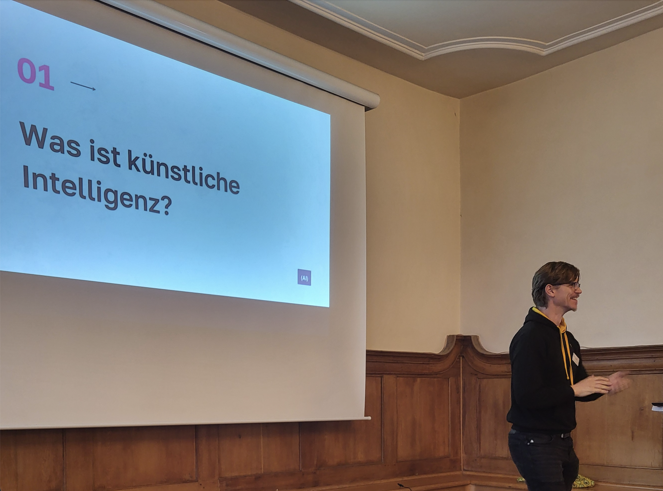 Grafik: Manuel Gnerlich, Geschäftsführer der Oben Mind Softwarte GmbH, beim Vortrag über Künstliche Intelligenz